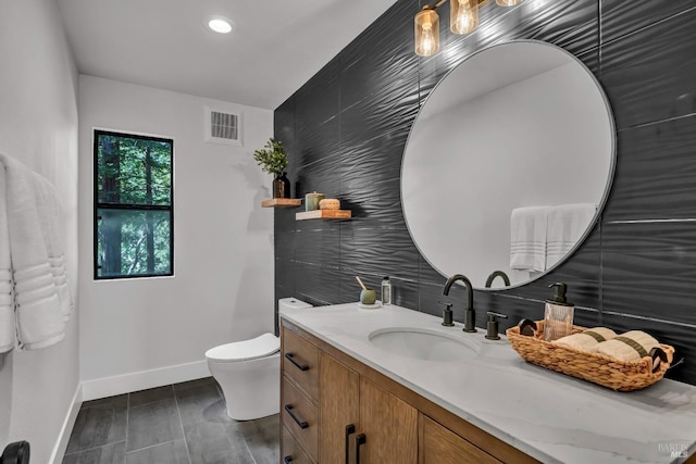 40 Los Pinos, Nicasio, CA 94946 - bathroom with recessed lighting, baseboards, toilet, visible vents, and vanity