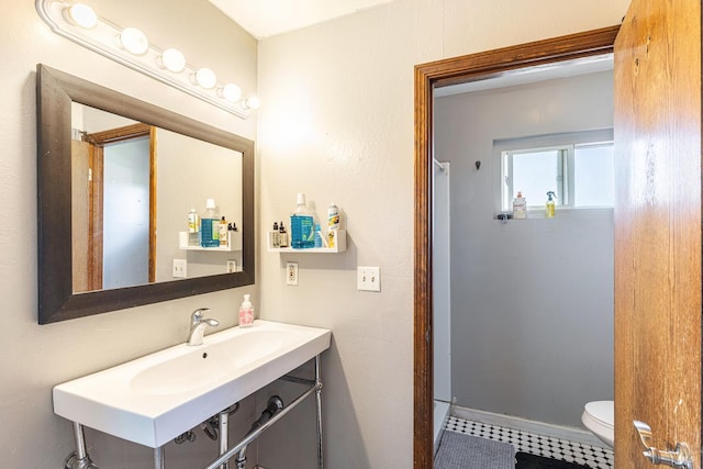 689 Rio Vista Dr, Napa, CA 94558 - bathroom featuring toilet, baseboards, and a sink
