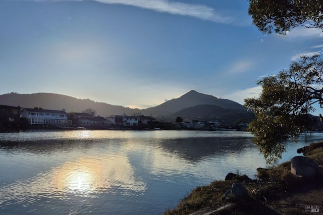 water view featuring a mountainous background