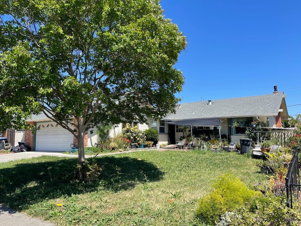 view of front facade featuring a front lawn and an attached garage