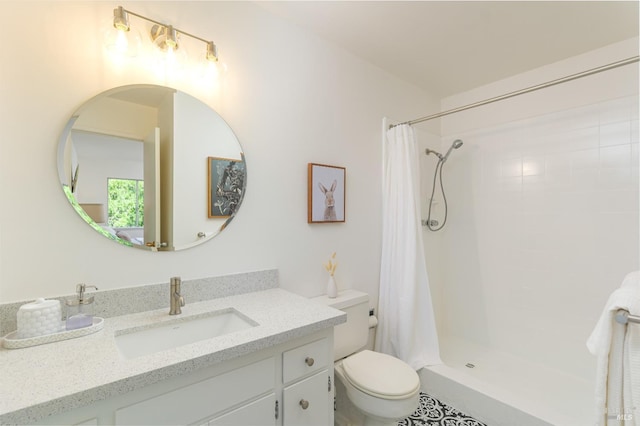 bathroom with toilet, a shower with shower curtain, and vanity