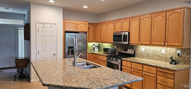611 Twin Lakes Ln, Rio Vista, CA 94571 - kitchen with appliances with stainless steel finishes, a sink, decorative backsplash, a kitchen island with sink, and recessed lighting