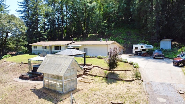 4511 Dry Creek Rd, Napa, CA 94558 - ranch-style house featuring a gazebo and a front lawn