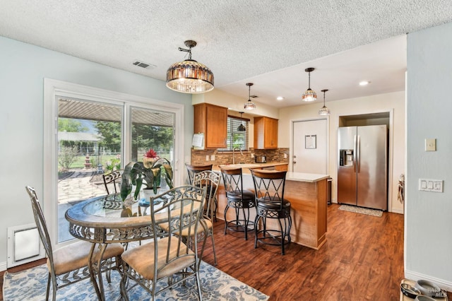 134 Lassen Cir, Vacaville, CA 95687 - dining room with dark wood-type flooring, a textured ceiling, baseboards, and recessed lighting