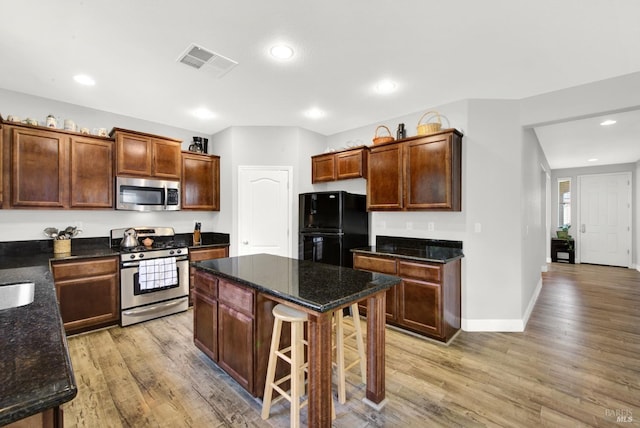 212 Via Del Sol, Vacaville, CA 95687 - kitchen featuring appliances with stainless steel finishes, light wood finished floors, a kitchen island, and recessed lighting