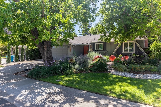 464 Azalea Way, Vacaville, CA 95688 - view of front of home featuring a garage, a front lawn, and concrete driveway