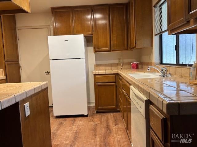 160 Bryce Way, Vacaville, CA 95687 - kitchen with white appliances, tile countertops, a sink, and light wood-style floors