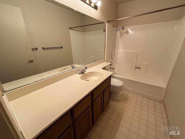 160 Bryce Way, Vacaville, CA 95687 - bathroom with vanity, toilet, and shower / tub combination