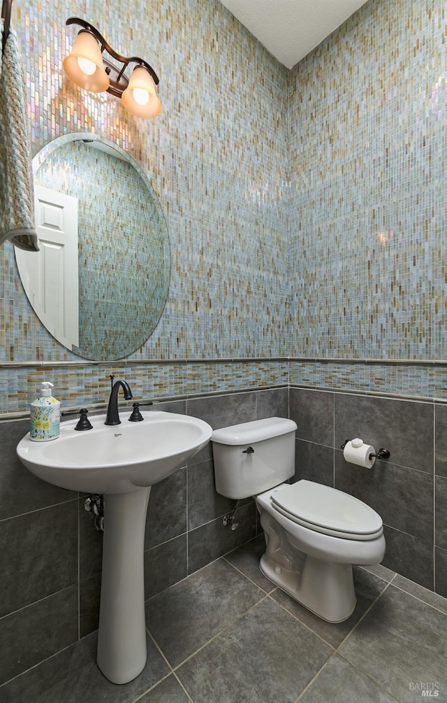 339 Desert Forest Ct, Rio Vista, CA 94571 - half bath featuring tile walls, toilet, and tile patterned floors