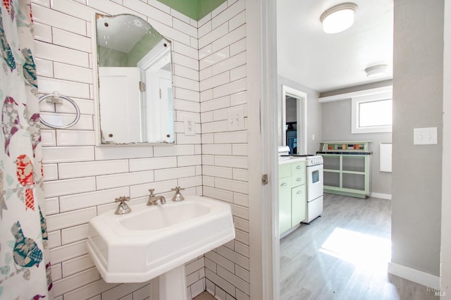 1124 Tuolumne St, Vallejo, CA 94590 - full bathroom featuring wood finished floors, baseboards, and decorative backsplash
