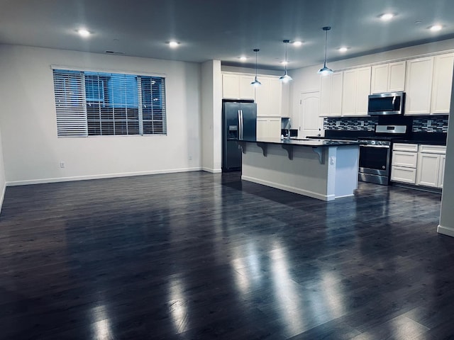 2560 Greg Jarvis Ave, Sacramento, CA 95834 - kitchen featuring stainless steel appliances, dark countertops, baseboards, recessed lighting, and a breakfast bar area