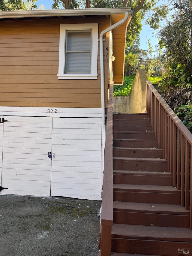470 Wilson Ave, Vallejo, CA 94590 - view of side of property with stairs