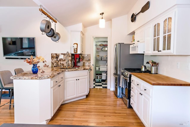 2859 Wallace Creek Rd, Healdsburg, CA 95448 - kitchen with stainless steel appliances, a peninsula, tasteful backsplash, light wood finished floors, and lofted ceiling