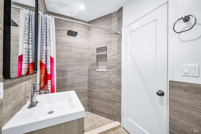 1444 Ohio St, Vallejo, CA 94590 - full bath featuring a tile shower and vanity