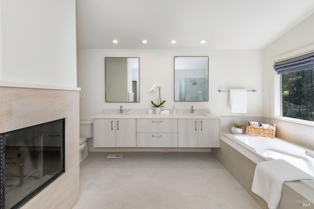 2 Spring Hill Cir, Sausalito, CA 94965 - full bath featuring double vanity, recessed lighting, a bath, and toilet