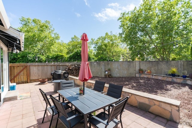 829 Winton Dr, Petaluma, CA 94954 - fenced backyard with a patio and outdoor dining area
