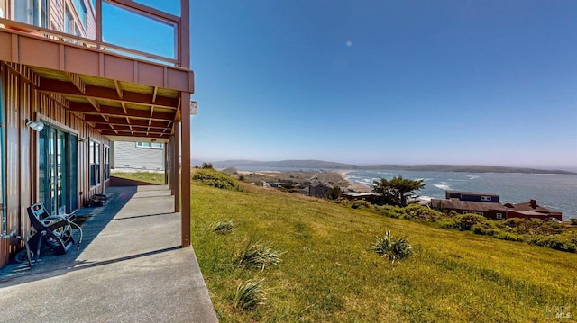 view of grassy yard featuring a water view