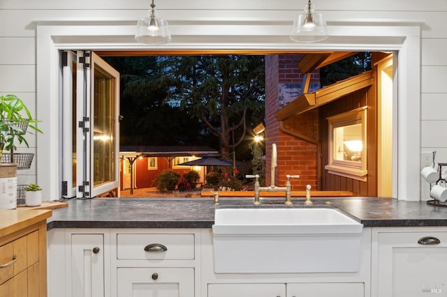 2170 Vineyard Rd, Novato, CA 94947 - bar area featuring a sink and pendant lighting