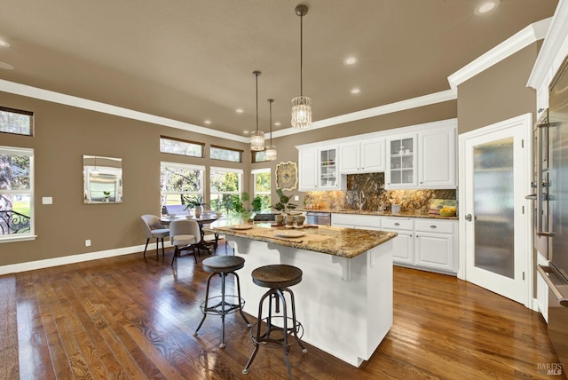3287 Congressional Ct, Fairfield, CA 94534 - kitchen with crown molding, recessed lighting, backsplash, a kitchen island, and plenty of natural light