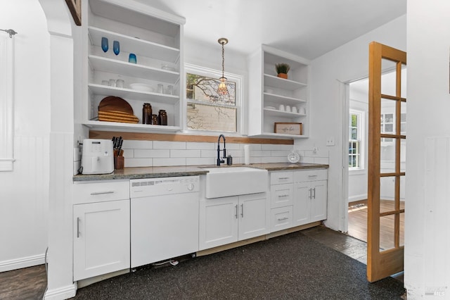 32 Muller St, Vallejo, CA 94590 - bar area with dishwasher, a sink, decorative backsplash, and pendant lighting