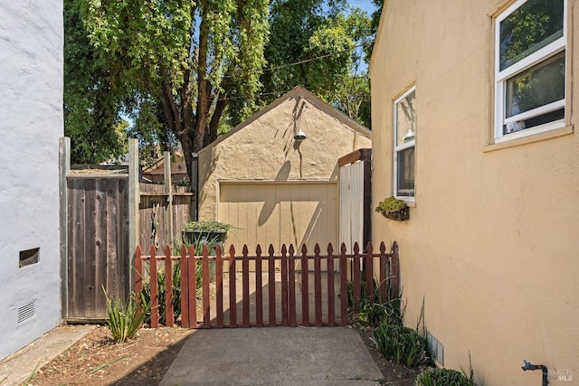 32 Muller St, Vallejo, CA 94590 - gate with fence