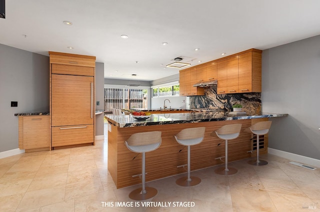 431 University St, Healdsburg, CA 95448 - kitchen with a peninsula, decorative backsplash, baseboards, recessed lighting, and a sink