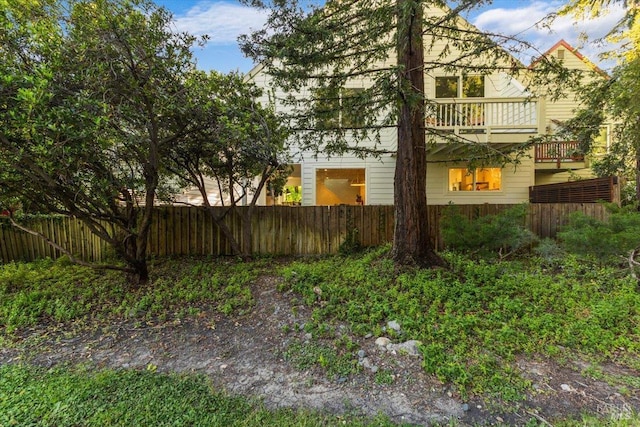 1358 Sylvan Ct, Healdsburg, CA 95448 - view of yard with fence and a balcony
