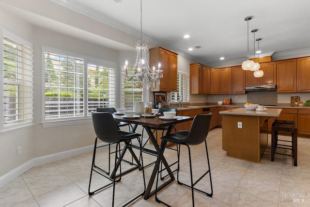 3704 Chapparal Ct, Fairfield, CA 94534 - kitchen featuring crown molding, a sink, baseboards, a center island, and a chandelier