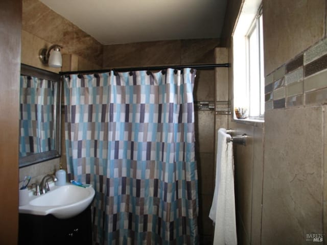 1994 Cardinal Way, Fairfield, CA 94533 - full bathroom with a shower with shower curtain and vanity