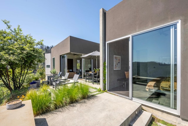8909 Mill Creek Rd, Healdsburg, CA 95448 - view of patio / terrace with ceiling fan