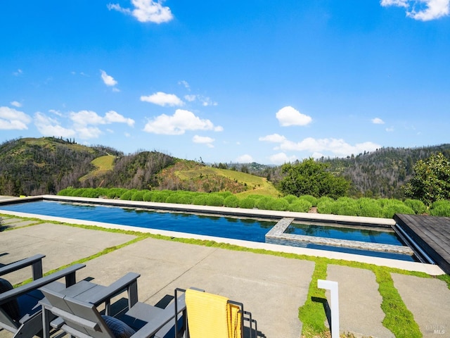 8909 Mill Creek Rd, Healdsburg, CA 95448 - view of pool with a mountain view, an in-ground hot tub, an infinity pool, and a patio area