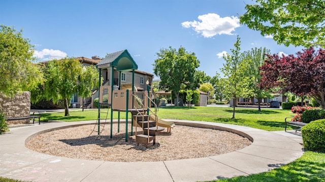 4200 E Commerce Way Unit 1324, Sacramento, CA 95834 - community play area with a yard
