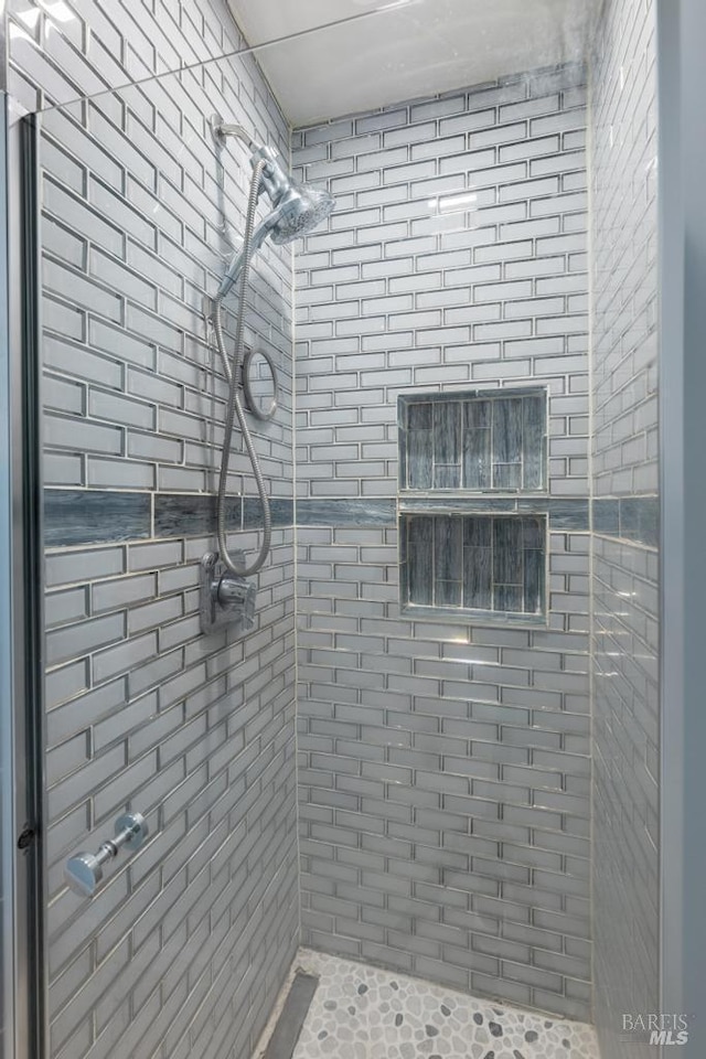2835 Owens St, Fairfield, CA 94534 - full bath featuring tiled shower