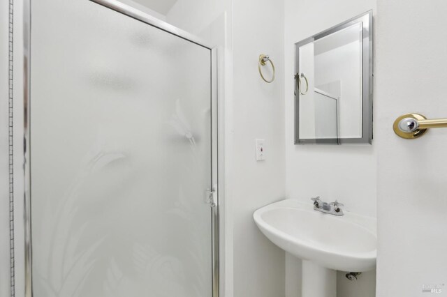 2889 Keller Ct, Napa, CA 94558 - bathroom featuring a stall shower and a sink