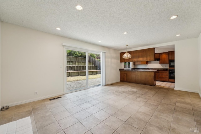 543 Sandy Way, Benicia, CA 94510 - kitchen featuring dark countertops, a peninsula, recessed lighting, a textured ceiling, and baseboards