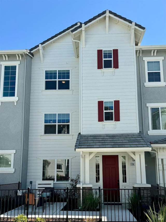 336 Pear Tree Ln Unit D, Napa, CA 94558 - view of front of house with a fenced front yard