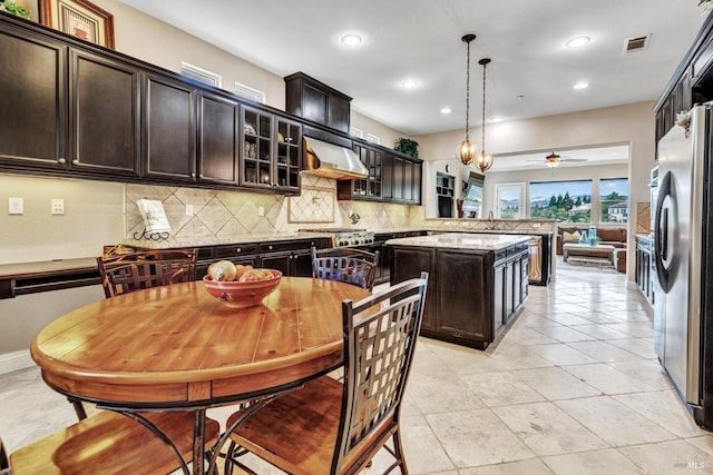 819 Bridle Ridge Dr, Fairfield, CA 94534 - kitchen featuring freestanding refrigerator, range hood, a ceiling fan, backsplash, and a peninsula