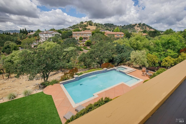 819 Bridle Ridge Dr, Fairfield, CA 94534 - view of swimming pool featuring fence, a pool with connected hot tub, and a patio