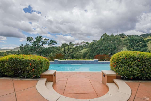 819 Bridle Ridge Dr, Fairfield, CA 94534 - swimming pool featuring a patio
