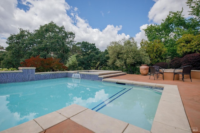 819 Bridle Ridge Dr, Fairfield, CA 94534 - outdoor pool with an in-ground hot tub and a patio area