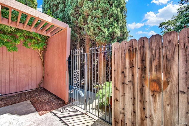 970 El Camino Ave Unit 3, Vacaville, CA 95688 - gate with fence
