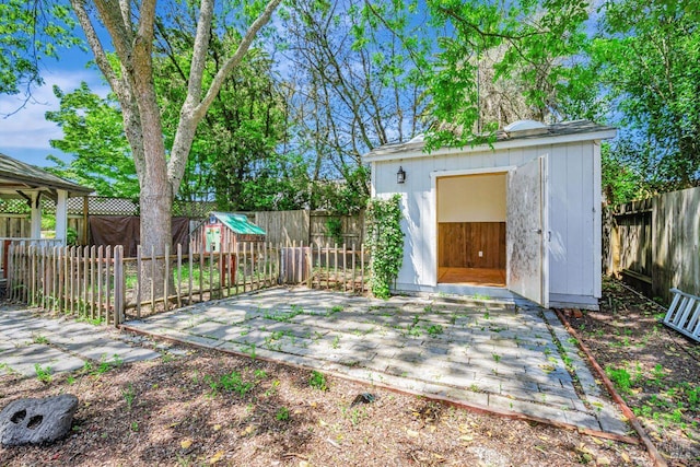 5705 Dexter Cir, Rohnert Park, CA 94928 - fenced backyard featuring a shed, an outdoor structure, and a patio area