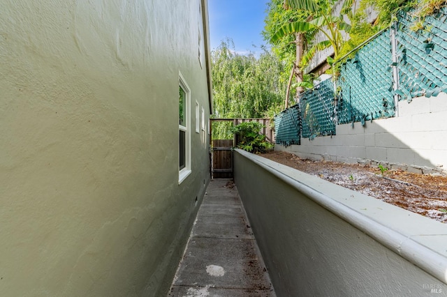 33 Romine Way, Vallejo, CA 94591 - view of side of home with stucco siding and fence