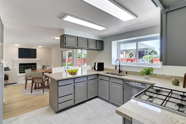 181 Belvedere Ct, Vallejo, CA 94589 - kitchen featuring a sink, gray cabinets, a peninsula, and stovetop