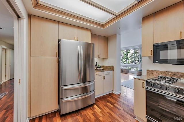 600 Deer Valley Rd Unit 1E, San Rafael, CA 94903 - kitchen with freestanding refrigerator, range with gas stovetop, black microwave, and wood finished floors