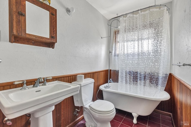 845 W K St, Benicia, CA 94510 - bathroom featuring wainscoting, toilet, a soaking tub, a textured wall, and wood walls