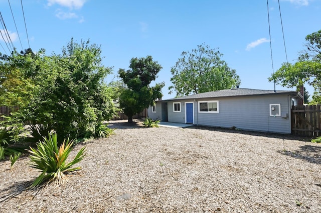 1313 Mcneil Ave, Petaluma, CA 94954 - rear view of house with fence