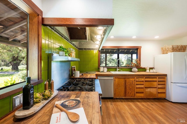 5900 Blank Rd, Sebastopol, CA 95472 - kitchen featuring freestanding refrigerator, dishwasher, a sink, light wood finished floors, and recessed lighting