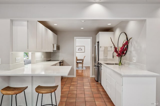 280 Oakcrest Rd, San Anselmo, CA 94960 - kitchen featuring a sink, a breakfast bar, a peninsula, freestanding refrigerator, and recessed lighting