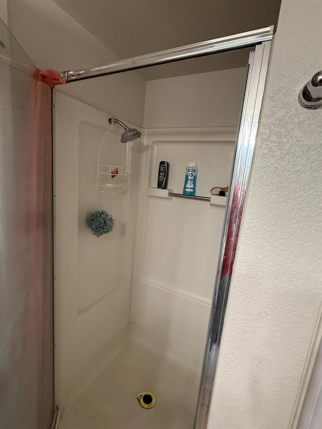 561 Samuel Way, Sacramento, CA 95838 - bathroom featuring a shower stall and a textured wall